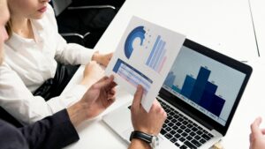 Tendencias de marketing digital 2025 con gráficos futuristas en laptop