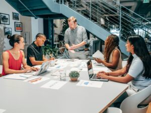 Equipo de microagencia de marketing digital trabajando en 2025